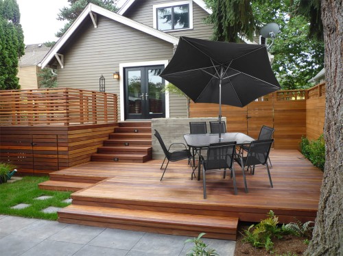 Zestaw mebli ogrodowych Bistro. Stół i 6 krzeseł na tarasie.