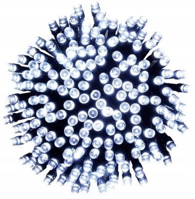 Lampki emitujące jasne, zimne światło, tworząc efektowną, świetlistą kulę.