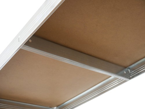 Każda półka wykonana jest z płyt MDF oraz posiadają dodatkowy wspornik na środku.