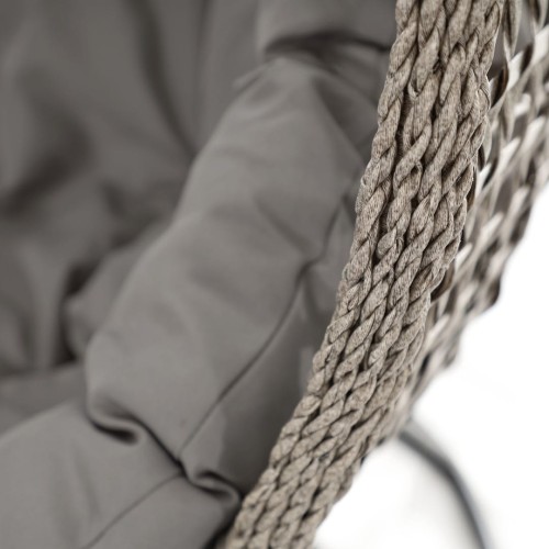 Pleciona struktura zapewnia nie tylko estetyczny wygląd, ale także odpowiednią wentylację i stabilność siedziska. Jest to solidna konstrukcja, która gwarantuje bezpieczeństwo i długotrwałe użytkowanie.