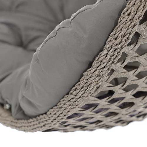 Gruba, miękka poduszka w kolorze szarym, wykonana z materiału odpornego na wilgoć i promienie UV, co zapewnia jej trwałość i łatwość w utrzymaniu czystości. Posiada zamek błyskawiczny, co ułatwia zdejmowanie pokrowca i jego czyszczenie.