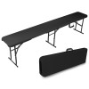 Czarna ławka w pełni rozłożona, z widocznymi metalowymi nogami i zawiasami umożliwiającymi jej złożenie. Poniżej, przedstawiona ta sama ławka w stanie złożonym, przyjmująca formę kompaktowej walizki z uchwytem do przenoszenia.