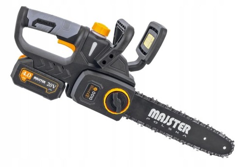 Bezszczotkowa piła łańcuchowa akumulatorowa marki Majster Polska, dominują kolory czarny i szary z pomarańczowymi akcentami (np. na korku zbiornika oleju, przycisku zwalniającym akumulator, pokrętle regulacji łańcucha) - ujęcie nr 1