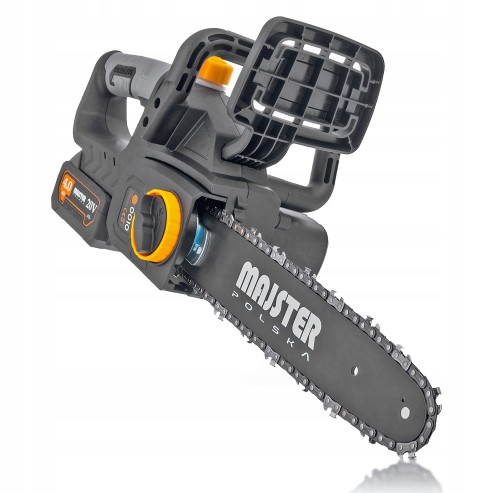Bezszczotkowa piła łańcuchowa akumulatorowa marki Majster Polska, dominują kolory czarny i szary z pomarańczowymi akcentami (np. na korku zbiornika oleju, przycisku zwalniającym akumulator, pokrętle regulacji łańcucha) - ujęcie nr 2