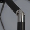 Element przegubowy umożliwiający regulację kąta nachylenia czaszy parasola względem pionowego słupka, co pozwala na zacienienie obszaru niezależnie od pozycji słońca.