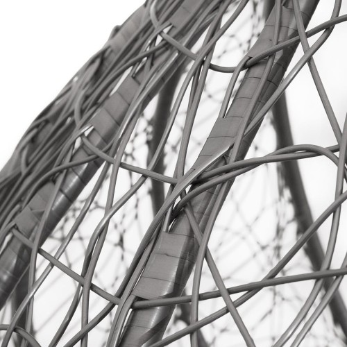 Kosz wykonany z wysokiej jakości technorattanu o nieregularnym splocie, imitującym naturalną wiklinę, jest całkowicie odporny na warunki atmosferyczne, co gwarantuje trwałość i piękny wygląd przez lata.