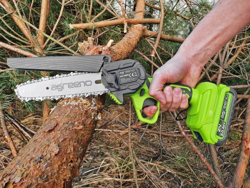 Akumulatorowa pilarka łańcuchowa marki Agreeno  w trakcie cięcia kawałka drewna - ujęcie nr 1