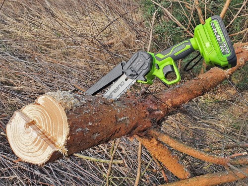 Akumulatorowa pilarka łańcuchowa marki Agreeno  w trakcie cięcia kawałka drewna - ujęcie nr 3