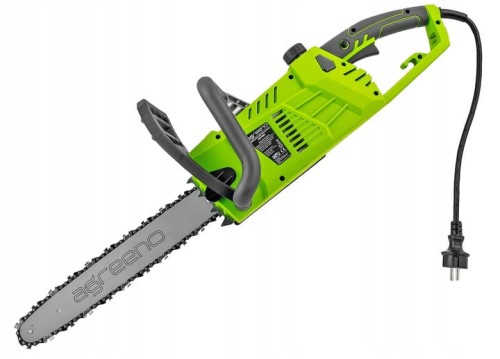 Pilarka łańcuchowa marki Agreeno utrzymana w zielono-szarej kolorystyce z elementami czarnymi, takimi jak uchwyt, obudowa silnika i przewód zasilający, na białym tle - ujęcie nr 5