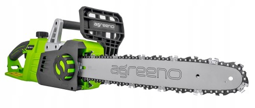Pilarka łańcuchowa marki Agreeno utrzymana w zielono-szarej kolorystyce z elementami czarnymi, takimi jak uchwyt, obudowa silnika i przewód zasilający, na białym tle - ujęcie nr 9