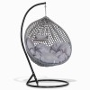 Solidna, czarna konstrukcja stelaża zapewnia stabilność i bezpieczeństwo, pozwalając na swobodne bujanie. Wykonany z wytrzymałej stali, gwarantuje długotrwałe użytkowanie.