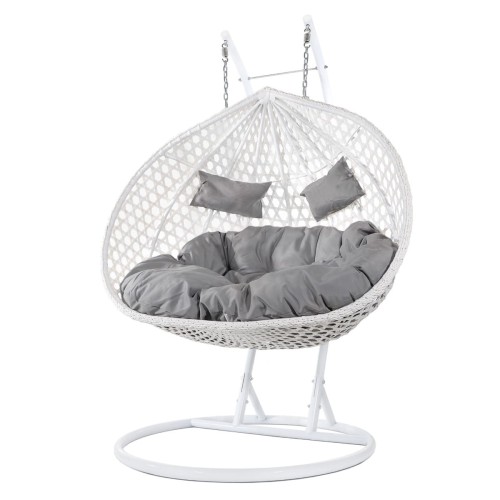 Fotel dwuosobowy, idealny do relaksu we dwoje. Materiały użyte do produkcji (technorattan, metal, poliester) sprawiają, że jest wytrzymały i odporny na warunki atmosferyczne, co czyni go odpowiednim zarówno do ogrodu, na taras, jak i do wnętrz.