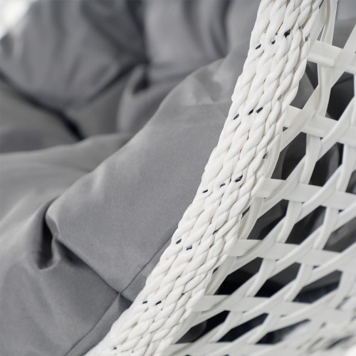 Kosz fotela wykonany jest z białego technorattanu o wyraźnej, plecionej strukturze. Widać zarówno grubsze, plecione elementy brzegowe, jak i siatkową plecionkę wypełniającą. Zbliżenie ukazuje teksturę materiałów –   sploty technorattanu.