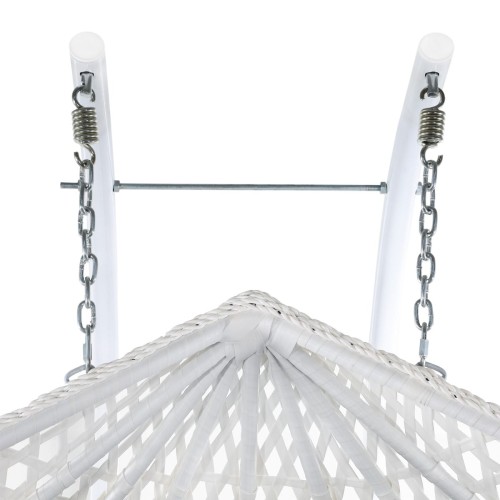 Zbliżenie na górną część wiszącego fotela. Solidna, jasna konstrukcja, która stanowi podstawę do zawieszenia fotela. Dwa łańcuchy połączone ze stelażem za pomocą sprężyn, które amortyzują ruch fotela i zapewniają komfort bujania.