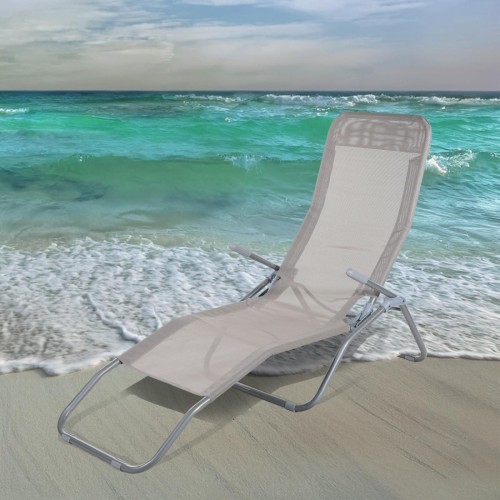 Leżak grawitacyjny w kolorze szaro-srebrnym, plażowy lub ogrodowy- na tle plaży.