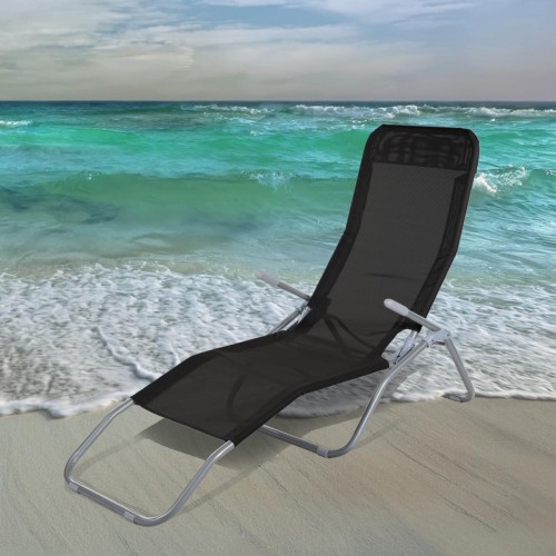 Leżak grawitacyjny w kolorze czarno-srebrnym, plażowy lub ogrodowy- na tle plaży.