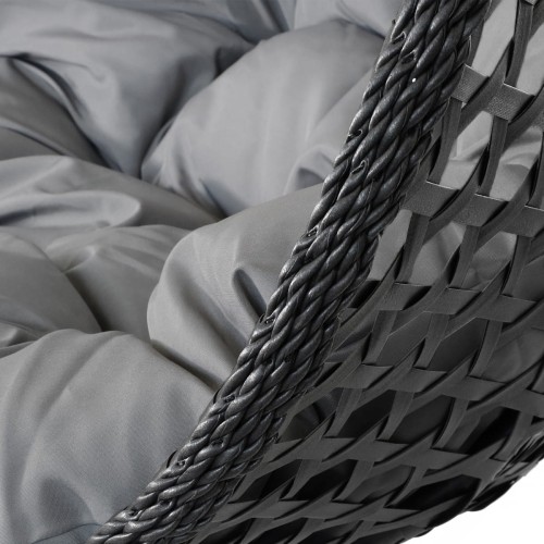 Kosz fotela wykonany jest z ciemnego technorattanu o wyraźnej, plecionej strukturze. Widać zarówno grubsze, plecione elementy brzegowe, jak i siatkową plecionkę wypełniającą. Zbliżenie ukazuje teksturę materiałów –   sploty technorattanu.