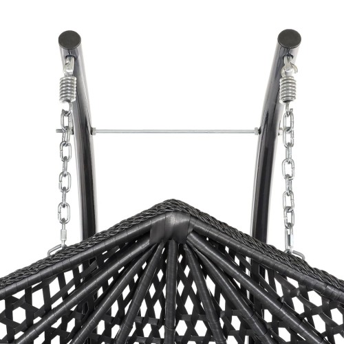 Zbliżenie na górną część wiszącego fotela. Solidna, ciemna konstrukcja, która stanowi podstawę do zawieszenia fotela. Dwa łańcuchy połączone ze stelażem za pomocą sprężyn, które amortyzują ruch fotela i zapewniają komfort bujania.