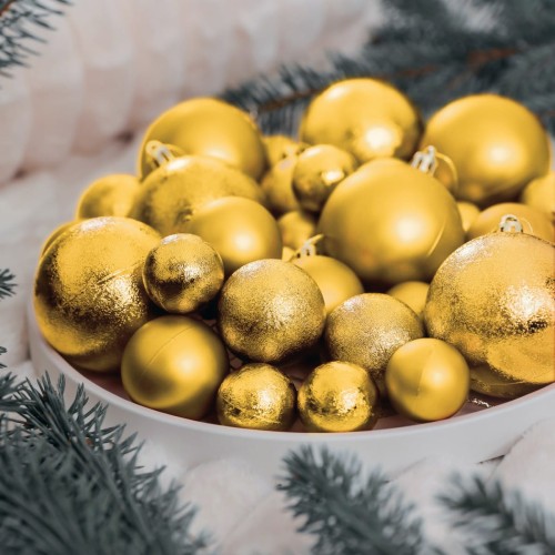 Bombki choinkowe dzięki ich gładkiej, lustrzanej powierzchni i efektownemu wykończeniu brokatem, perfekcyjnie odbijają światło, intensyfikując efekt migoczących i błyszczących ozdób