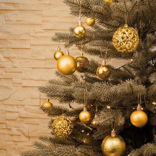 Bombki choinkowe w kolorze złotym pięknie prezentują się na choince.