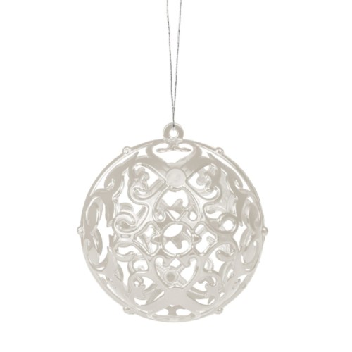 Bombka biała z wyciętą strukturą z symetrycznymi wzorami przypominające np. koronkę.