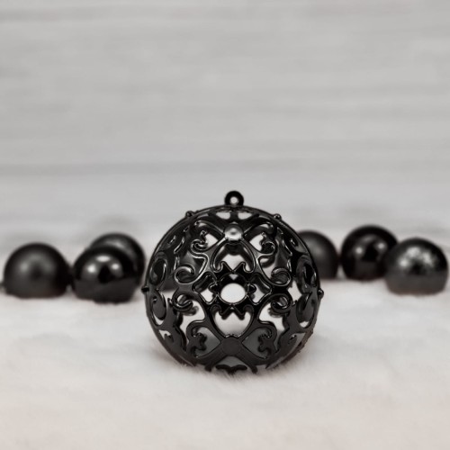 W zestawie można znaleźć bombki czarne z wyciętą strukturą z symetrycznymi wzorami przypominające np. koronkę.