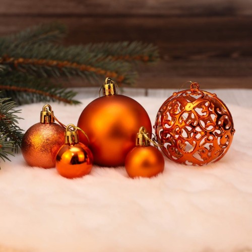 W skład zestawu wchodzą:    32 bombki w rozmiarze 6cm, 36 bombek w rozmiarze 4cm, 32 bombki w rozmiarze 3cm, 1 gwiazda