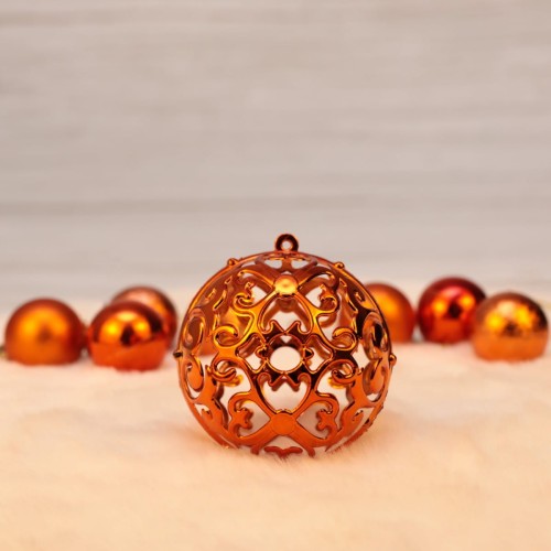 W zestawie można znaleźć bombki z wyciętą strukturą z symetrycznymi wzorami przypominające np. koronkę.