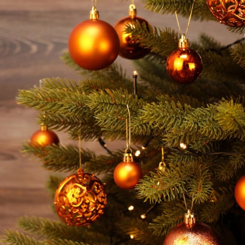 Bombki choinkowe pomarańczowe na gałązce choinkowej. - ujęcie 3