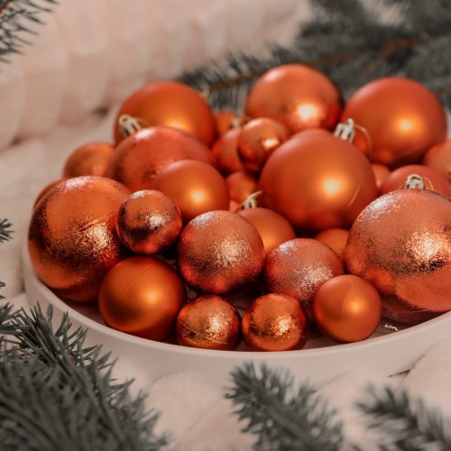 Bombki choinkowe dzięki ich gładkiej, lustrzanej powierzchni i efektownemu wykończeniu brokatem, perfekcyjnie odbijają światło, intensyfikując efekt migoczących i błyszczących ozdób