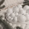 Bombki choinkowe dzięki ich gładkiej, lustrzanej powierzchni i efektownemu wykończeniu brokatem, perfekcyjnie odbijają światło, intensyfikując efekt migoczących i błyszczących ozdób