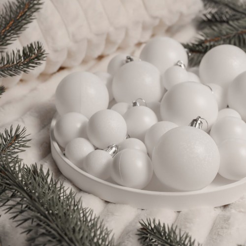 Bombki choinkowe dzięki ich gładkiej, lustrzanej powierzchni i efektownemu wykończeniu brokatem, perfekcyjnie odbijają światło, intensyfikując efekt migoczących i błyszczących ozdób