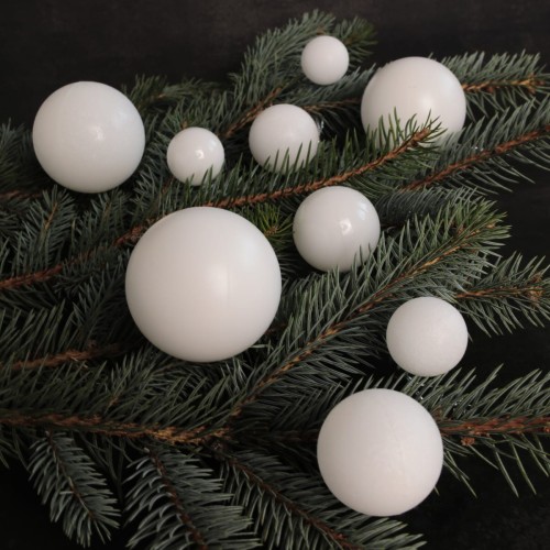 Bombki choinkowe białe na gałązce choinkowej. - ujęcie 3