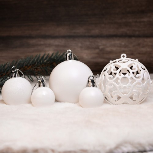 W skład zestawu wchodzą:    32 bombki w rozmiarze 6cm  36 bombek w rozmiarze 4cm  32 bombki w rozmiarze 3cm  1 gwiazda