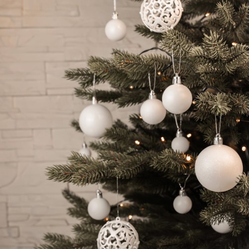 Bombki choinkowe w kolorze białym pięknie prezentują się na choince.