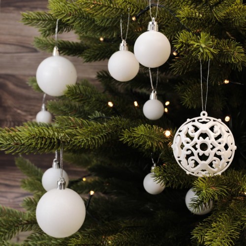 Bombki choinkowe białe na gałązce choinkowej. - ujęcie 2