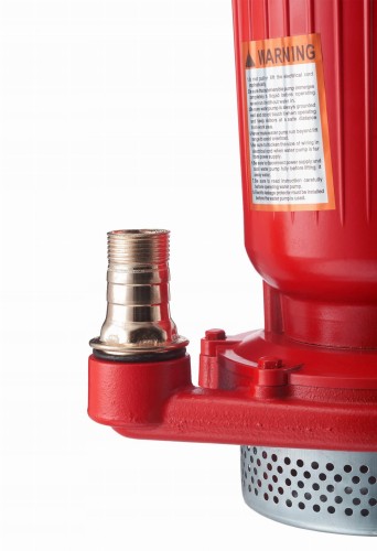 Z boku, w dolnej części, metalowy wylot z gwintowanym króćcem, do którego podłącza się wąż lub rurę.