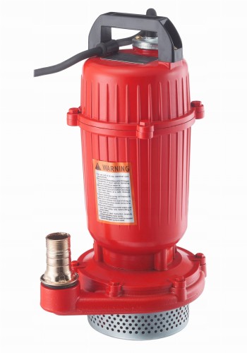 Pompa zanurzeniowa, przeznaczona do pompowania wody, w tym wody brudnej. Urządzenie koloru czerwonego, z czarną rączką i kablem zasilającym oraz metalowymi elementami przy wylocie - ujęcie nr 2