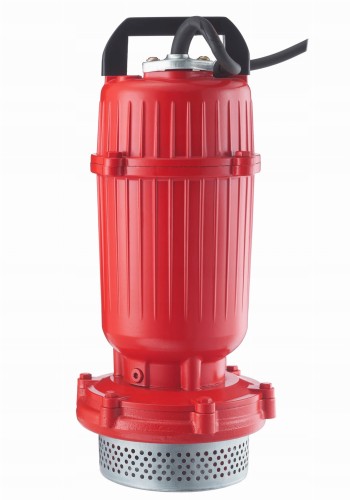 Pompa zanurzeniowa, przeznaczona do pompowania wody, w tym wody brudnej. Urządzenie koloru czerwonego, z czarną rączką i kablem zasilającym oraz metalowymi elementami przy wylocie - ujęcie nr 3