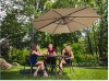 Parasol ogrodowy boczny, rozłożony w ogrodzie.