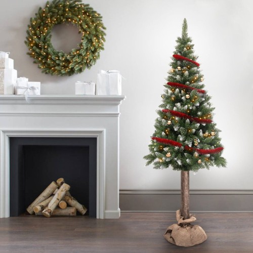 Choinka Sosna Diamentowa Na Pniu przystrojona w złote bombki i czerwony łańcuch. Przepięknie prezentuje się na tle białego  kominka.