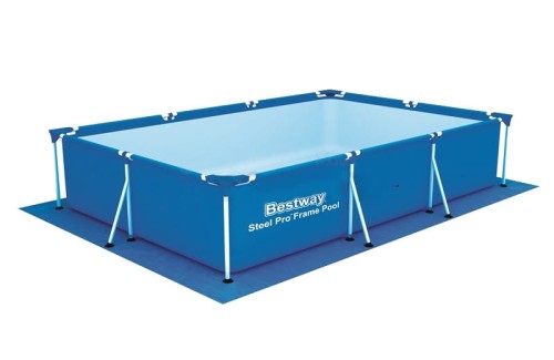 Niebieski basen stelażowy wypełniony wodą, ustawiony na podkładzie basenowym na białym tle.