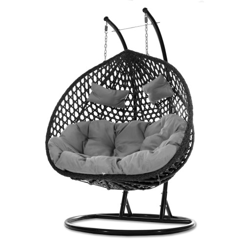 Wyposażony w dużą, miękką poduszkę wykonaną z poliestru, co zapewnia komfortowe użytkowanie. Poduszka ma ściąganą, nadającą się do prania poszewkę, co ułatwia utrzymanie czystości.