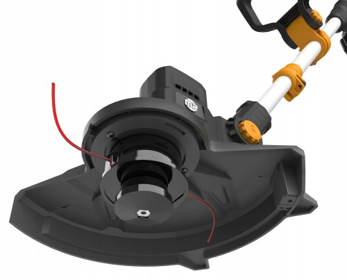 Głowica podkaszarki. Czarna osłona ochronna, głowica tnąca z dwoma czerwonymi żyłkami tnącymi wystającymi po bokach, oraz fragment pomarańczowo-czarnego uchwytu narzędzia.