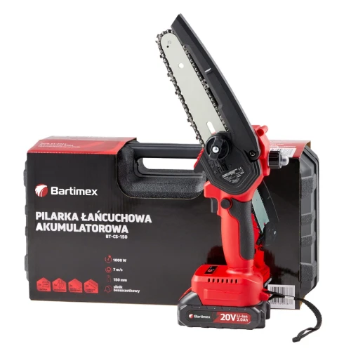 Akumulatorowa pilarka łańcuchowa marki Bartimex, model BT-CS-150, wraz z opakowaniem. Na opakowaniu znajdują się informacje o parametrach pilarki, takie jak moc 1000 W, prędkość łańcucha 7 m/s i długość prowadnicy 150 mm.
