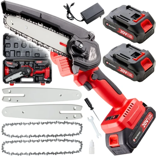 Zestaw akumulatorowej pilarki łańcuchowej Bartimex BT-CS-150. W zestawie znajdują się dwa akumulatory 20V, ładowarka, dwa łańcuchy, prowadnice, klucz, śrubokręt oraz butelka z olejem.