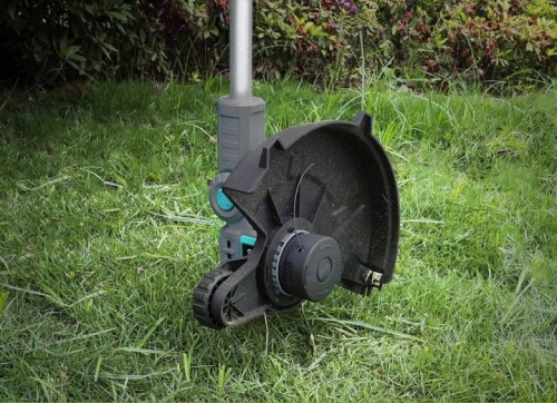 Głowica tnąca z żyłką, na tle trawnika, ujęcie nr 2