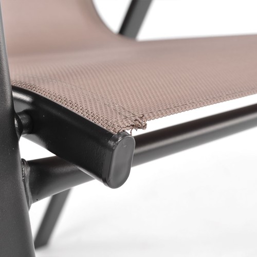 Połączenie siedziska z ramą, ukazujące materiał tekstylny i konstrukcję mocowania.