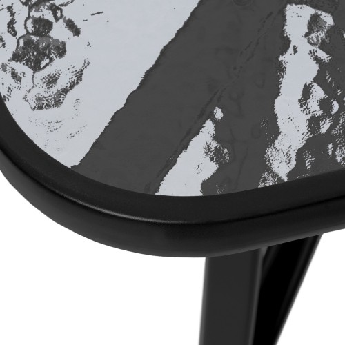 Zbliżenie na szkło hartowane i czarną metalową ramę.