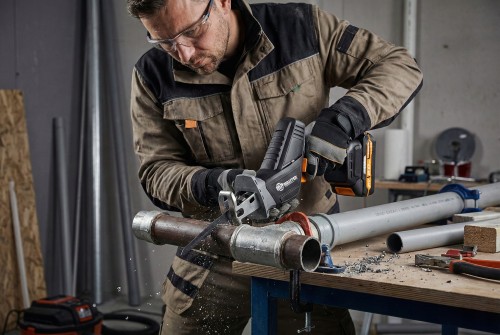 Zastosowanie piły szablastej w pracy hydraulice.